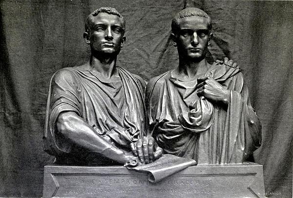 3. Roma tarihinde siyasi suikasta kurban giden ilk isim Tiberius Gracchus idi. Kendisi yoksullara toprak verilmesini savunduğu için Senato onu sandalyelerle döverek öldürmüştü.