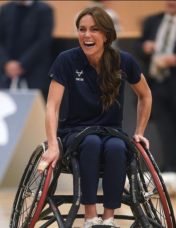 41 yaşındaki Galler Prensesi, engelli oyuncuların yer aldığı takıma tekerlekli sandalyeyle katılarak kendini gösterdi.