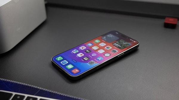 Apple'ın akıllı telefon dünyasında zirveye oynaması beklenen yeni amiral gemileri iPhone 15 Pro ve Pro Max, şu sıralar performansından ve güçlü özelliklerinden daha çok kullanıcıların karşılaştığı aşırı ısınma sorunu nedeniyle konuşuluyor.