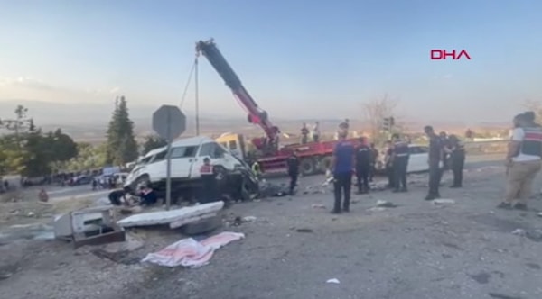 Gaziantep’in Nurdağı ilçesinin Sakçagözü Mahallesi’nde D-400 karayolu üzerinde bulunan trafik ışıklarında bir kamyonun freni patladı. Kamyonun 3 araca çarpması sonucu meydana gelen trafik kazasında 5 kişi hayatını kaybetti, 17 kişi yaralandı.