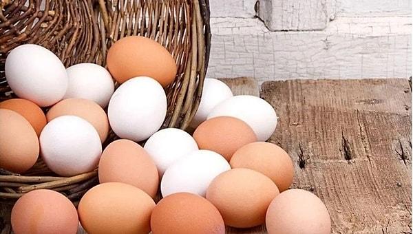 Twitter'da bir kullanıcı komşusunun getirdiği 'yumurta dolmasını' paylaştı.