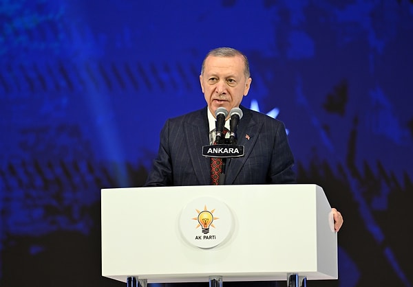 Hayat pahalılığı sorununu gereken her türlü tedbiri alarak çözmekte kararlı olduklarını söyleyen Erdoğan, “Son 21 yıldır enflasyona ezdirmediğimiz işçi, memur ve emeklilerimize inşallah önümüzdeki dönemde yeni müjdeler vermeye devam edeceğiz. Emekli memurlarımızın maaşlarıyla ilgili bakanlığımız çalışmasını yapıyor. İlk kabine toplantımızdan sonra yeni müjdemizi de inşallah emekli memurlarımıza açıklayacağız” şeklinde konuştu.