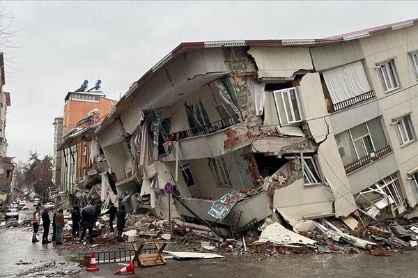 İzmir kent ortasında deprem yapacak iki tane ana kırık olduğunu belirten Ercan'ın açıklamaları şöyle: