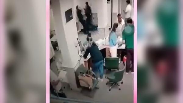Erkek hemşire yüzüne aldığı yumruk darbesiyle yere düşerken, acilde yaşanan saldırı üzerine, hastane çalışanları ‘beyaz kod’ verdi.