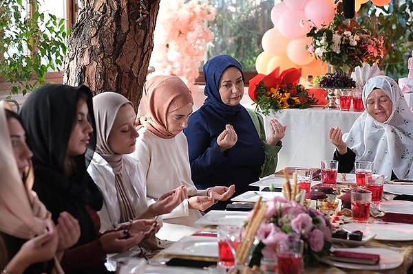 10. Yayınlanmaya başladığı günden bu yana pek çok sahnesiyle dikkatleri üzerine çeken Kızılcık Şerbeti bu sezon da adından sıkça söz ettiriyor. Yaptığı göndermeli sahnelerle sosyal medyaya damga vuran dizide bu sefer de 'Atatürk' sahnesi çok konuşuldu. Mevlid anında Atatürk ve silah arkadaşları için dua etmeyen imamlara yapılan gönderme büyük ses getirdi.