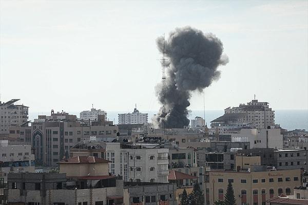 Bunun üzerine İsrail ordusu da onlarca savaş uçağıyla Gazze Şeridi’ne saldırı başlattığını açıklamıştı.