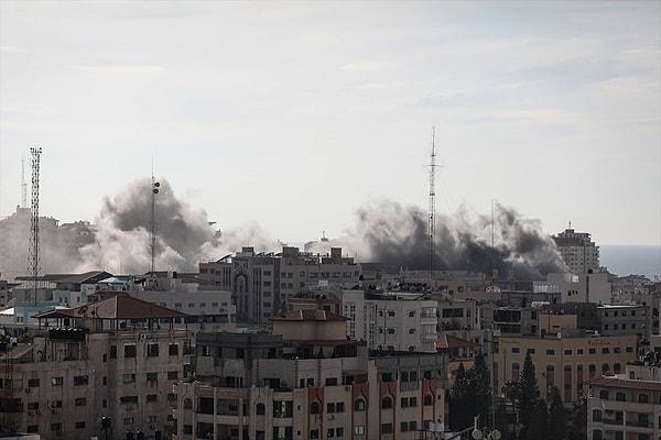 Ayrıca İsrail'in abluka altındaki Gazze'ye saldırılarında 198 kişinin öldüğü, 1610 kişinin yaralandığı bildirildi. İsrail ordusunun Gazze'ye düzenlendiği hava saldırıları sonucunda dumanlar yükseldi.