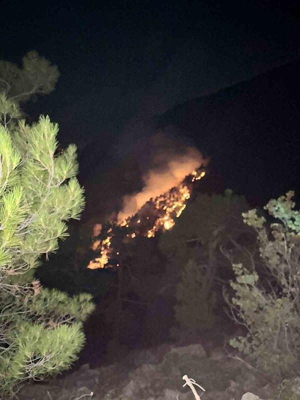 Burdur'un Altınyayla ilçesi Ballık köyündeki Karanlıkdere Kanyonu'nda henüz belirlenemeyen nedenle yangın başladı.