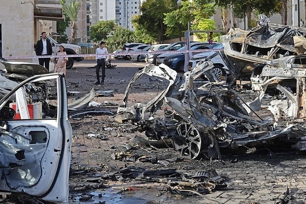 Fırlatılan roketlerin ardından Gazze Şeridi'nin çevresindeki İsrail kentleri ve yerleşim yerleriyle başkent Tel Aviv'de saldırı sirenleri çaldı. İsrail hava savunma sistemi Demir Kubbe'nin Gazze'den fırlatılan roketleri havada imha etmesi sonucu Kudüs semalarında şiddetli patlama sesleri duyuldu. Haaretz gazetesinin haberine göre,