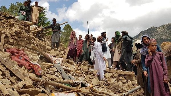 Afganistan bugün 6.3 büyüklüğünde depremle sarsıldı. Eyalet Afet Yönetimi Şefi Mosa Ashari yaptığı açıklamada, ülkenin kuzeyindeki Herat eyaletine yaklaşık 40 km uzaklıkta yerel saatle 11.00’de meydana gelen depremde 320 kişinin hayatını kaybettiğini, binden fazla kişinin ise yaralandığını duyurdu.