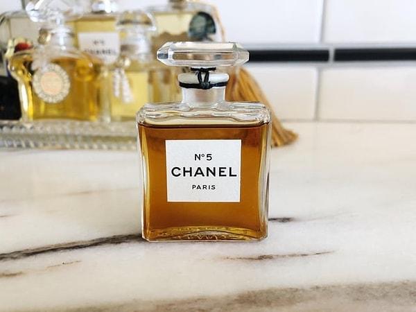 Chanel da sentetik parfüm yapımının öncülerinden biriydi  ve 1921'de Chanel N ° 5'i piyasaya sürdü.