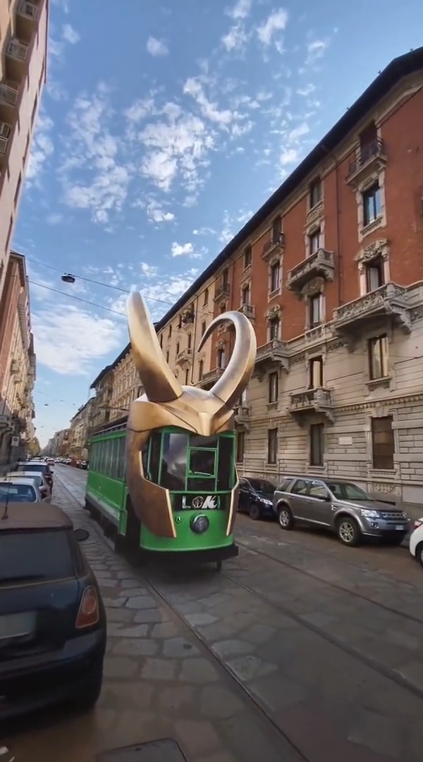 Tramvaya Loki görüntüsü verilmesi hem tatlı bir görsel şölen yaratıyor hem de Loki'nin yeni sezonunu daha da heyecan verici bir hale getiriyor.