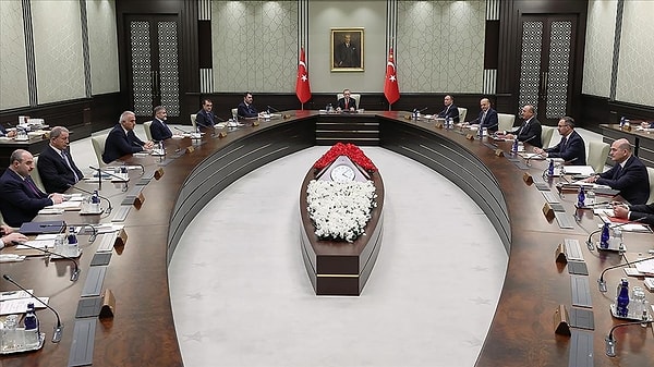 Bu açıklamalar sonrası gözler kabine toplantısı ve Cumhurbaşkanı Erdoğan’ın açıklamalarına çevrildi.