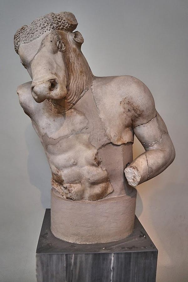 6. Atina'da keşfedilen mermerden yapılma minotor heykeli. (M.Ö 5. Yüzyıl)
