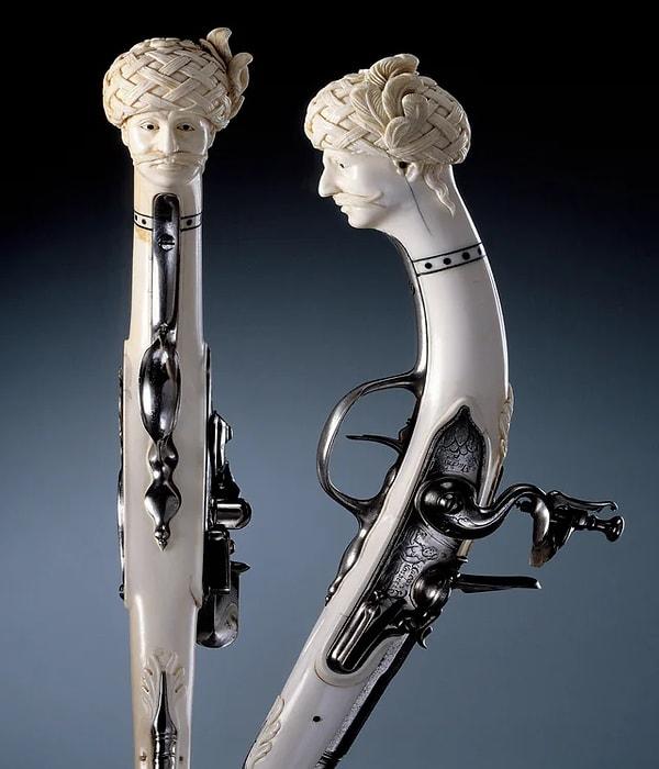 10. Türk kafası şeklindeki fildişi kabzalı iki çakmaklı tabanca. (1660)