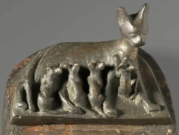 13. Yavrularını besleyen bir kedinin tasvir edildiği bronz yemin heykelciği. (M.Ö 664)