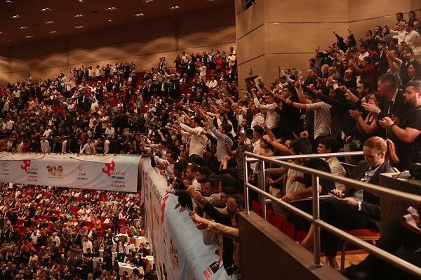 Seçimleri Özgür Çelik'in kazanmasının ardından salonda bulunan destekçileri, şarkılar söyleyerek ve "Her şey çok güzel olacak" sloganları atarak kutlama yaptı.