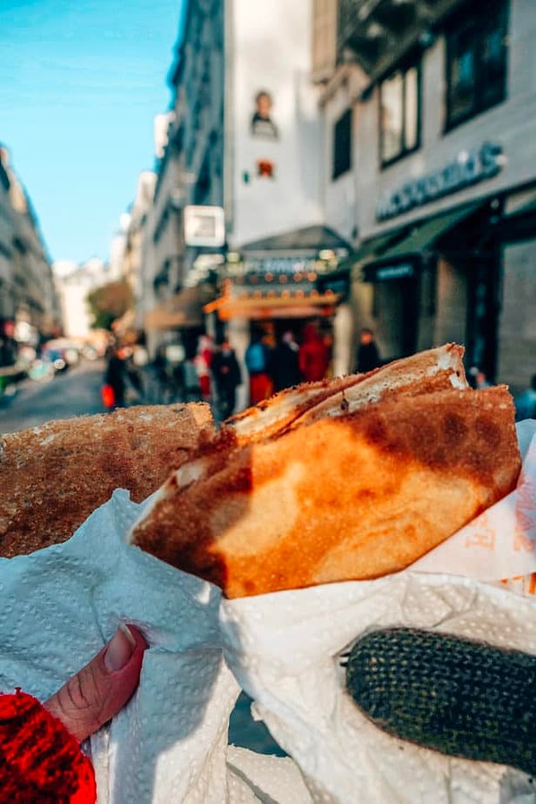 Özellikle Eyfel kulesini görmeye gelen turistlerin ilgi gösterdiği bu sokak lezzetlerinin kanalizasyonda saklanması herkesi şoke etti.