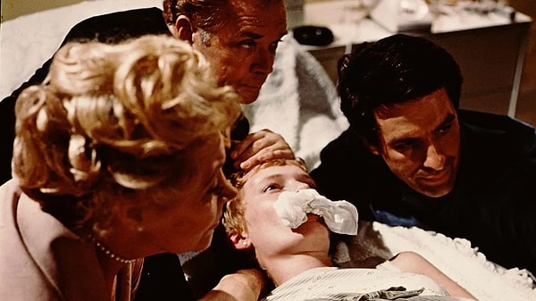 Aynı adlı romana dayanan Rosemary's Baby'de, genç kadın Rosemary Woodhouse (Mia Farrow), beğenilen bir aktör olan kocası Guy (John Cassavetes) ile birlikte Manhattan'da yeni bir daireye taşınıyor. Rosemary bir çocuk beklediğini öğreniyor ancak yaşlı komşuları Minnie (Ruth Gordon) ve Roman Castevet (Sidney Blackmer) sürekli izinsiz girişleriyle onu sinirlendirmeye başlıyor.