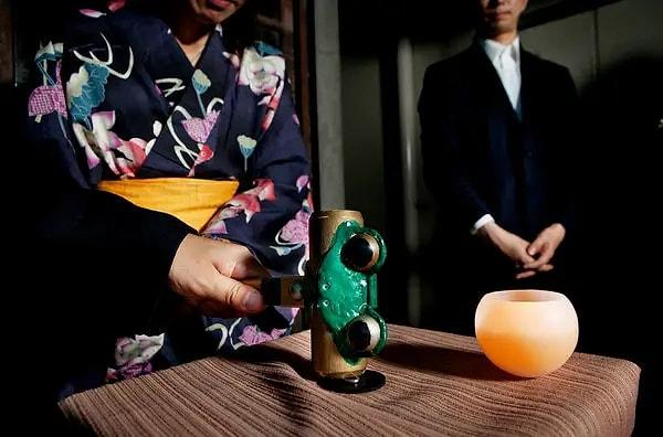 Japonya, evli çiftlerin yasal olarak tek bir soyadı kullanmasını gerektiren tek ülke. Bu da evdeki dengesiz güç dinamiklerine yol açıyor. Evli kadınların yüzde 96'sı kocalarının soyadını alıyor.