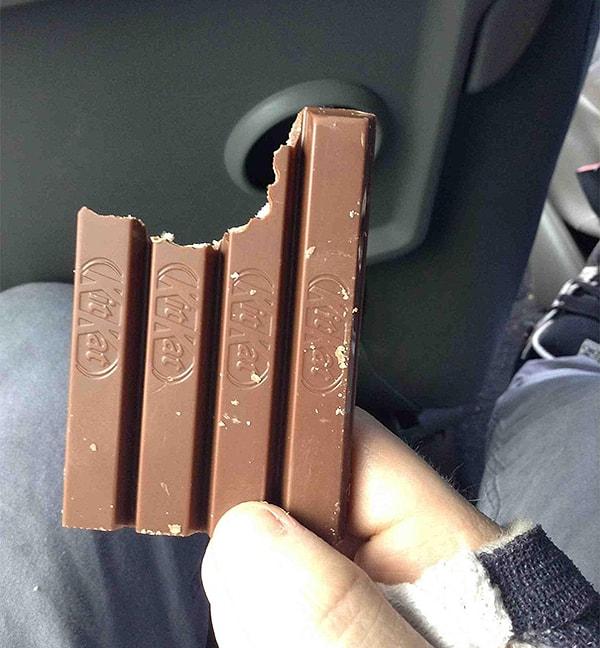 3. Sen olsan bu KitKat'ı nasıl yerdin?🥲
