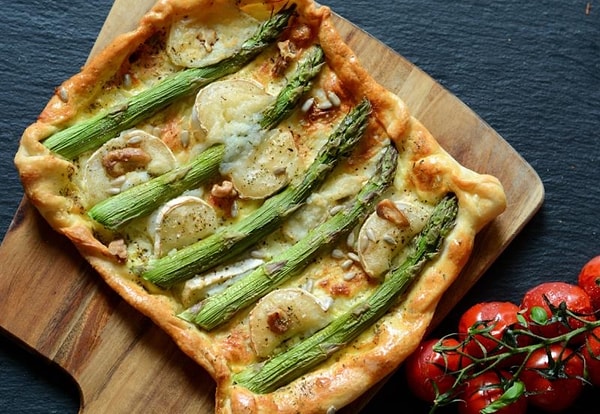 7. Kuşkonmazlı ve Keçi Peynirli Flammkuchen