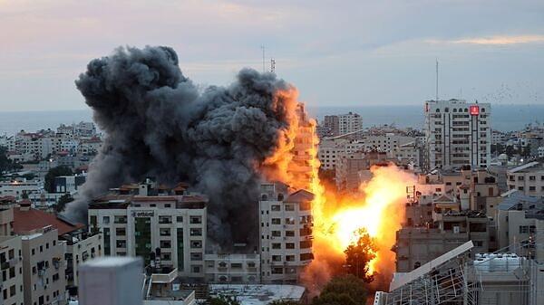 İsrail ile Filistin arasındaki kanlı savaşta gerilim her saniye daha da yükseğe çıkarken karşılıklı bombalı saldırılar devam ediyor.