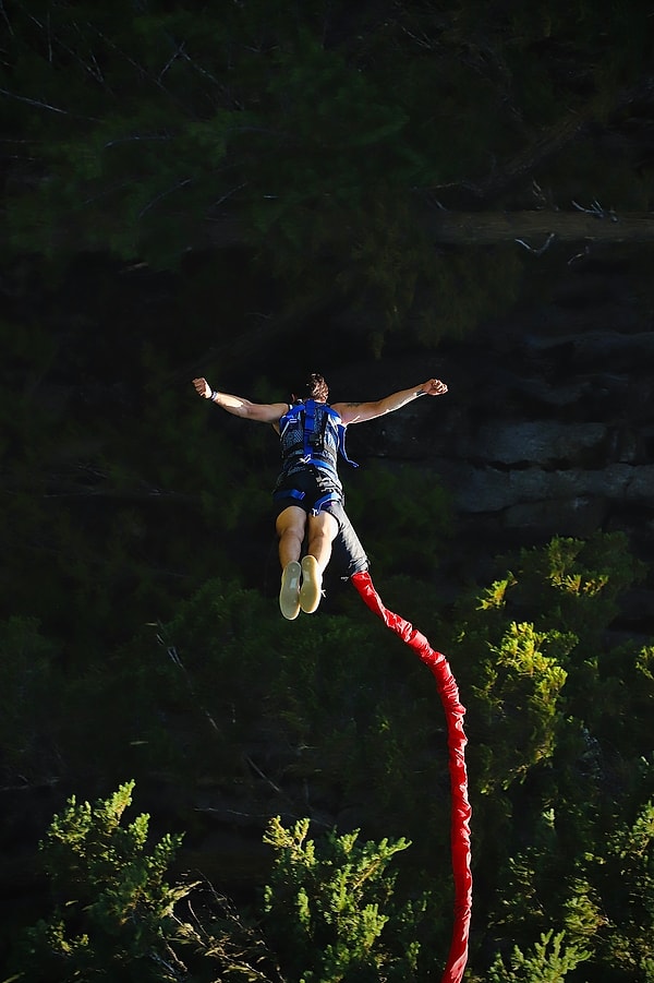 Sen bu heyecan tutkusuyla kesin bir ekstrem spor yapmalısın: Bungee Jumping!