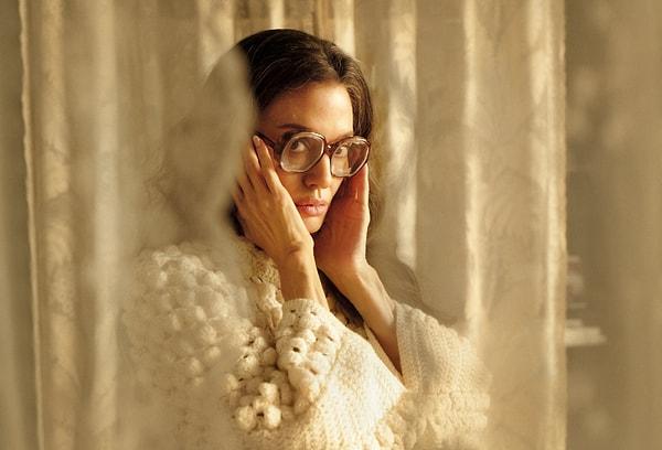 Filmin setinden ise ilk fotoğraflar geldi:Angelina Jolie'nin karakteri Maria için özel tasarım kıyafetler kullanıldı.