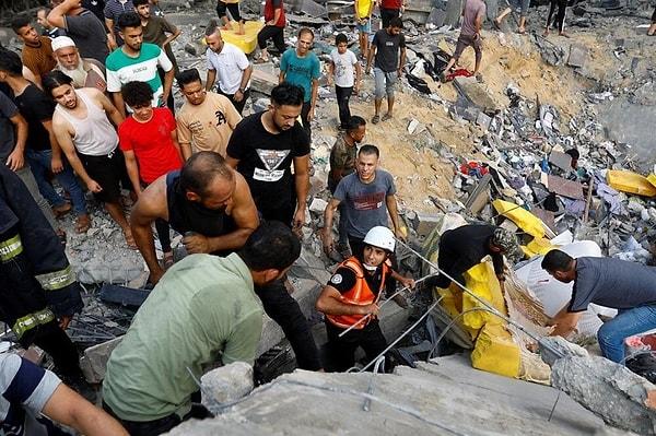 Gazze'deki Filistin Sağlık Bakanlığı, İsrail'in Gazze'ye düzenlediği saldırılarda 140’ı çocuk 687 kişinin hayatını kaybettiğini, 3 bin 726 kişinin yaralandığını açıklamıştı. İsrail güçleri 7 Ekim'den bu yana Kudüs ve işgal altındaki Batı Şeria'da da 16 Filistinliyi öldürmüştü. İsrail Dışişleri Bakanlığından yapılan açıklamada, Gazze'den düzenlenen saldırılarda en az 900 İsraillinin hayatını kaybettiği, 157'isi ağır 2 bin 616 kişinin de yaralandığı belirtilmişti.