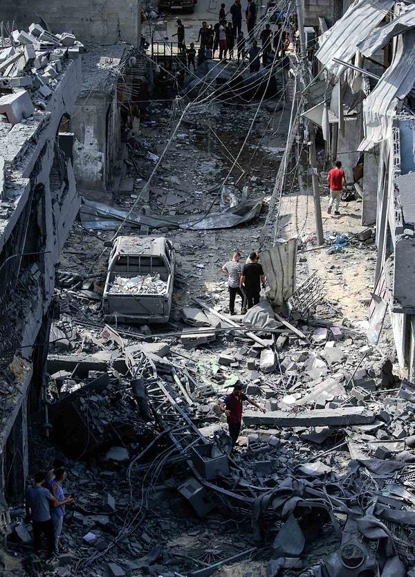 Filistin Sağlık Bakanlığı Facebook sayfasından yaptığı yazılı açıklamada, İsrail'in Gazze'ye hava saldırılarında ve Batı Şeria'daki olaylarda yaşamını yitirenlerin sayılarını güncelledi.