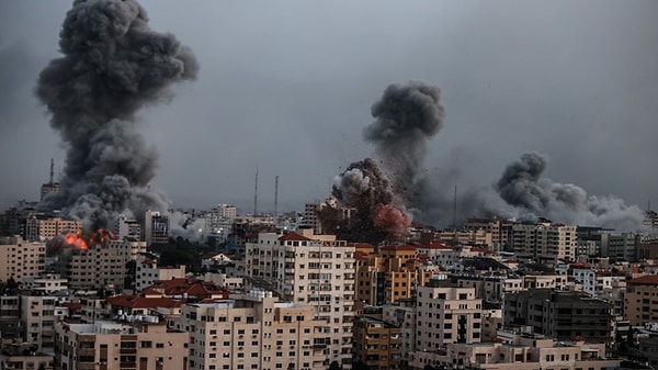 Bölgesel gerilim tırmanırken, Hamas liderlerinin İsrail'e yapılan saldırının hemen ardından şükran namazı kıldıkları anlar gözlerden kaçmadı.