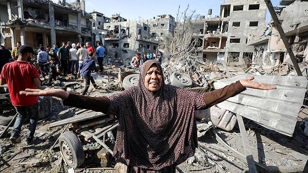 Başka bir Filistinli ise Gazze'nin bitmek bilmeyen yıkım döngüsünün sona ermesini istediğini söylüyor: "Yeter artık. Yeter. Hayatımı bir savaştan diğerine geçerek geçirdim. Evim iki kez yıkıldı. Şimdi de her şey gitti"