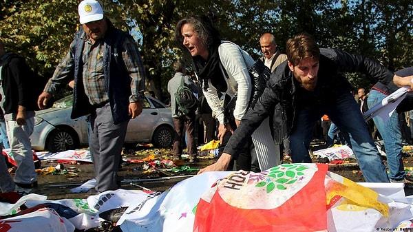Ankara Tren Garı önünde 10 Ekim 2015 tarihinde miting için toplanan yüzlerce kişi, Türkiye Cumhuriyeti tarihinin en büyük katliamına tanık olmuştu.