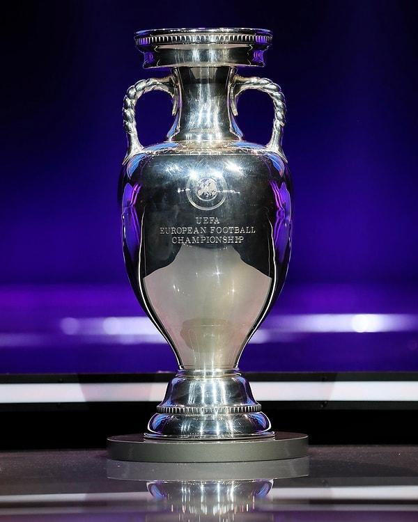 Yapılan sunumların ardından UEFA Başkanı Aleksander Ceferin, 2028 ve 2032 Avrupa Futbol Şampiyonası'na ev sahipliği yapacak ülkeleri açıkladı.