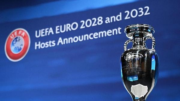 Ceferin, EURO 2028'e Birleşik Krallık ile İrlanda Cumhuriyeti'nin, EURO 2032'ye Türkiye ile İtalya'nın ev sahipliği yapacağını duyurdu.