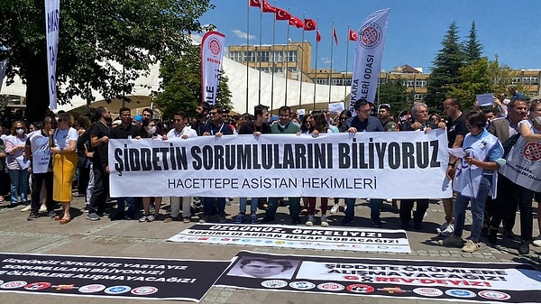 Bunların en üzücü örneği ise hiç şüphesiz yıllardır dirsek çürüten doktorlarımız, sağlık çalışanlarımız...