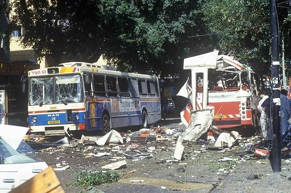 Deif'in ismi ilk olarak 1990'ların başında İsrail'de meydana gelen bir dizi ölümcül otobüs bombalama olayının sorumlusu olarak öne çıktı.