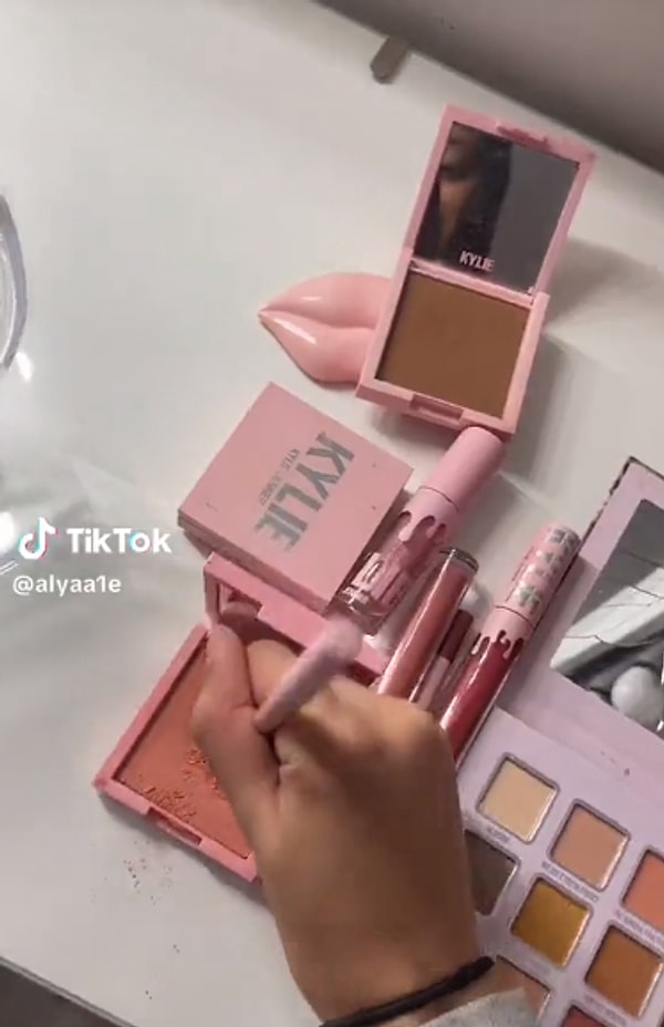 Sosyal medya kullanıcısı elinde Kylie'nin kozmetik markasına ait ne var ne yoksa kırdığı anları kaydetti ve tepkisini bu şekilde gösterdi.