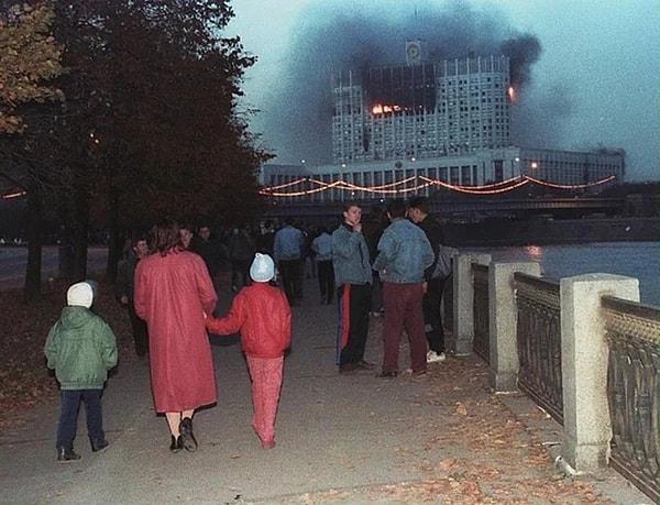 7. Rusya'daki Sovyetler Evi yandığı sırada Moskovalılar dışarıda gezinirken çekilmiş bir fotoğraf. (1993)