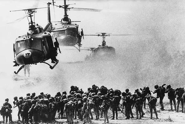 10. Amerikan askerlerini Vietnam'daki savaş bölgelerine taşıyan helikopterler. (1960)