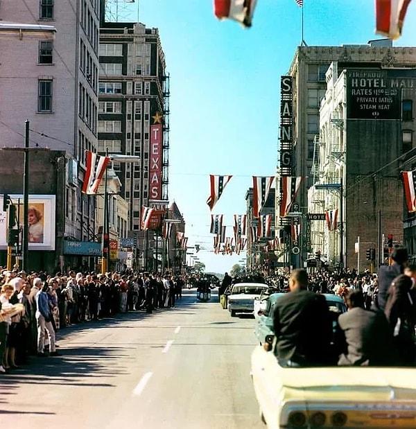 15. Eski ABD başkanı JFK'nin suikastından hemen önce konvoyunda çekilmiş bir fotoğraf. (1963)