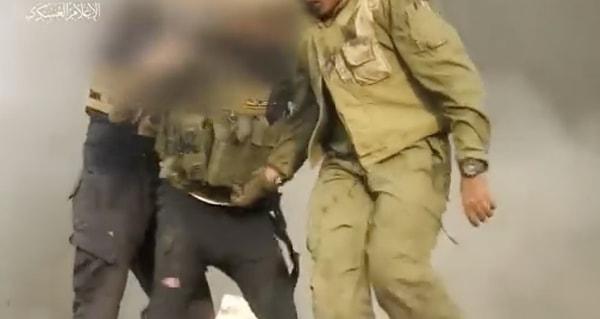 Sosyal medyada bu görüntüyü izleyenler İsrailli askerin GPS cihazı yerleştirdiğini iddia etti. Bazıları da düşmemek için tutunmaya çalıştığını söyledi.