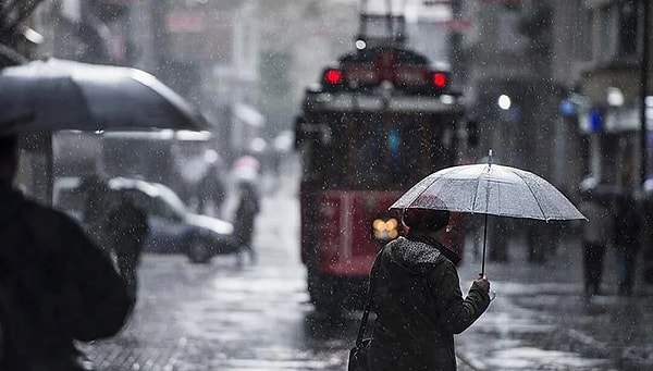 Akdeniz'de yazdan kalma günler yaşanırken Doğu Karadeniz'in yüksek rakımlı bölgeleri kar yağışına teslim oldu.