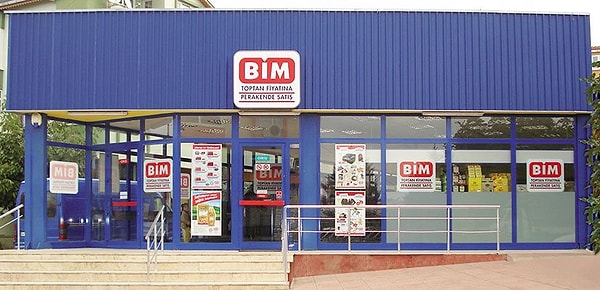 Birçok market, girişte iki kapı kullanarak müşterilerini yavaşlatmayı amaçlar. Bu iki kapının temel amacı, dışarıdan gelen havanın marketin içine girmesini engellemektir.