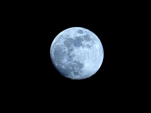 NASA'ya göre, atmosferdeki parçacıkların ışık ışınlarına müdahale etmesi durumunda ay farklı görünebilir.