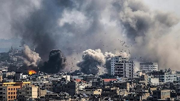 İki gün önce de İsrail Savunma Bakanı Yoav Gallant, Gazze Şeridi’nin tamamen kuşatılması için emir verdiğini söylemişti. Gallant “Elektrik yok, su yok, yiyecek yok, yakıt yok, her şey kesilecek. İnsansı hayvanlarla savaşıyoruz ve buna göre hareket edeceğiz” ifadelerini kullanmıştı.