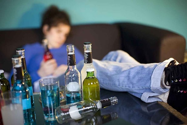 Aşırı alkol tüketimi, alkol yoksunluğu belirtilerine yol açabilir ve bu da ölümcül olabilir.