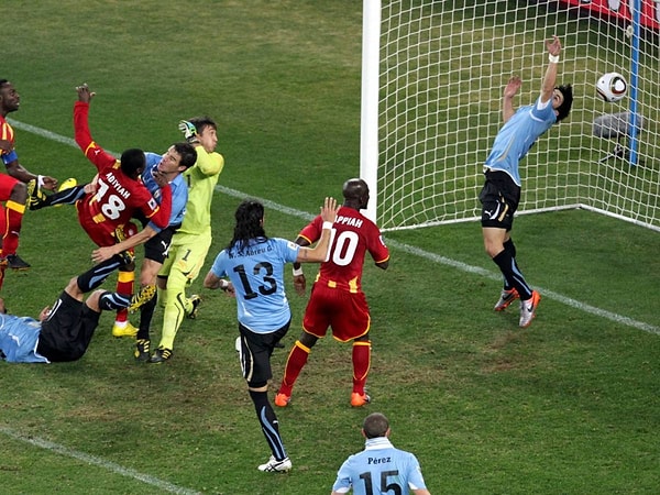 120. dakikada ise Gana mutlak gol pozisyonu yakalamış ama Luis Suarez kaleye giden topu eliyle çelerek takımı adına fedakarlık yapıp kırmızı kart görmüş ve topun ağlara gitmesini önlemişti.