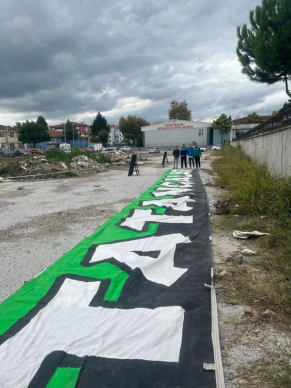 Sakaryaspor taraftar grubu Tatangalar, "Stadımızdan alınan pankartımız şehrimize geri gelmiştir" açıklaması yaptı.